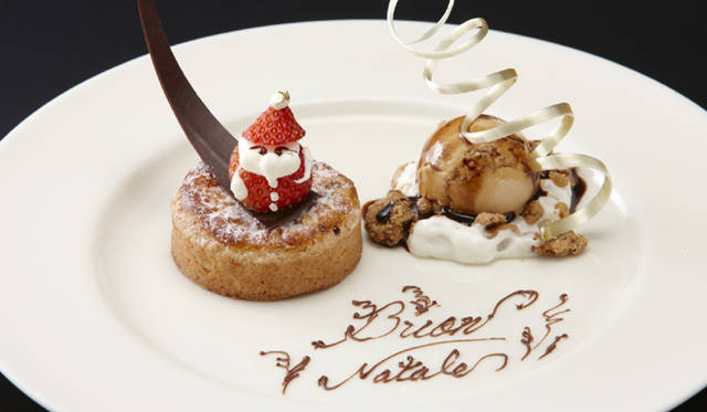 <strong>アルマーニ / リストランテ銀座</strong>　クリスマス限定メニュー ディナーコース「NATALE」より<br />ボローニャ地方の伝統菓子“スポンガータ” 　パネトーネ風味のジェラートヴィンコットのソース