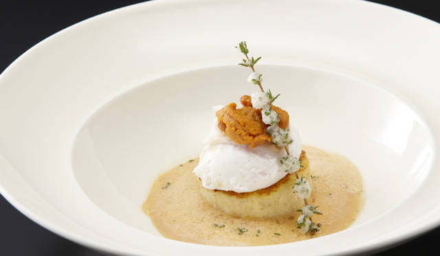 <strong>アルマーニ / リストランテ銀座</strong>　クリスマス限定メニュー ディナーコース「NATALE」より<br />カリフラワーのプリン仕立てに温泉卵を添えて　ラルドの風味を効かせた雲丹のソース