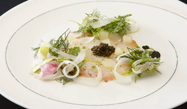 <strong>アルマーニ / リストランテ銀座</strong>　クリスマス限定メニュー ディナーコース「NATALE」より<br />ロブスターのカルパッチョ　オシャトラキャビアと青リンゴのアクセント