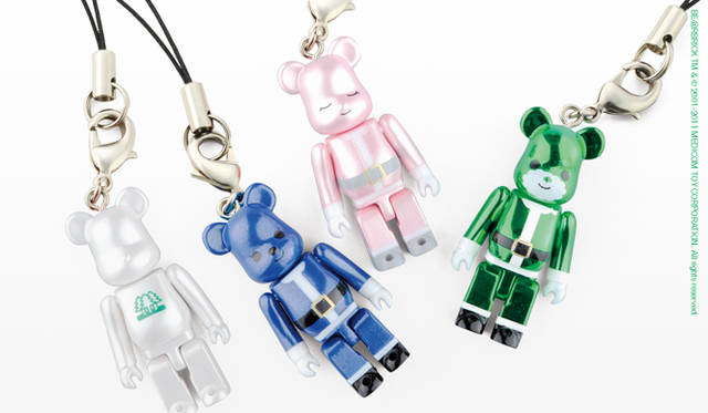 <strong>MERRY GREEN CHRISTMAS 2011｜クリスマス チャリティ キャンペーン</strong>　ベアサンタ BE@RBRICKストラップ　左から／パールホワイト、パールブルー、パールピンク 各300円（チャリティ金 100円含む）、メタリックグリーン 400円（チャリティ金 100円含む）