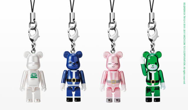 <strong>MERRY GREEN CHRISTMAS 2011｜クリスマス チャリティ キャンペーン</strong>　左から／パールホワイト、パールブルー、パールピンク 各300円（チャリティ金 100円含む）、メタリックグリーン 400円（チャリティ金 100円含む）