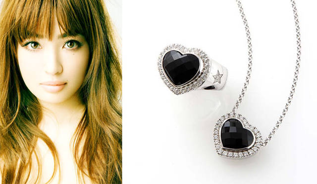 <strong>Justin Davis｜ジャスティン デイビス</strong>　平子理沙×JUSTIN DAVISコラボレーション　左／リング［シルバー×オニキス×ジルコニア］6万9300円、右／ネックレス［シルバー×オニキス×ジルコニア］5万9850円