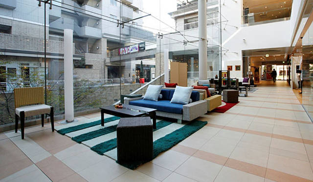 <strong>a.flat｜エーフラット</strong>　「代官山アドレス・ディセ」 家具とステンドグラスのコラボレーション