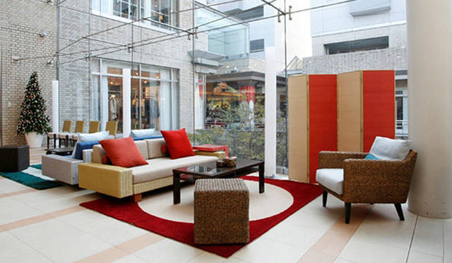 <strong>a.flat｜エーフラット</strong>　「代官山アドレス・ディセ」 家具とステンドグラスのコラボレーション