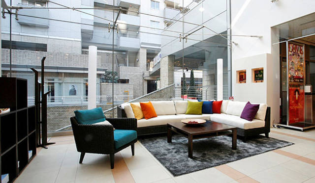 <strong>a.flat｜エーフラット</strong>　「代官山アドレス・ディセ」 家具とステンドグラスのコラボレーション