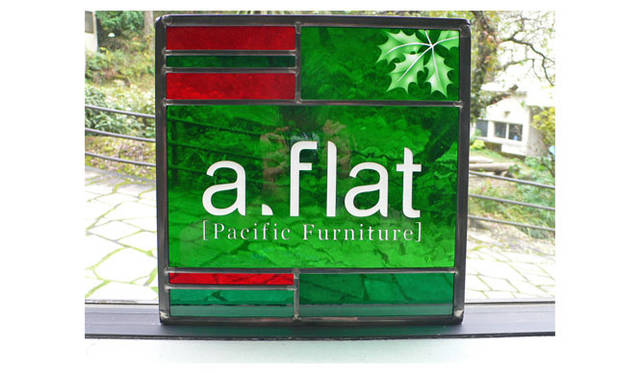 <strong>a.flat｜エーフラット</strong>　「代官山アドレス・ディセ」 家具とステンドグラスのコラボレーション