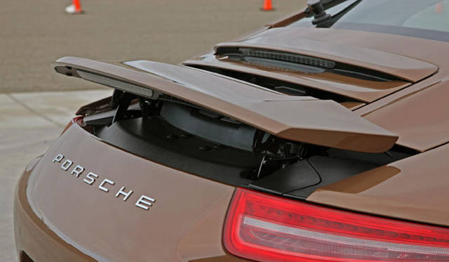 <strong>Porsche 911｜ポルシェ 911</strong><br><br><#IMAGELINK_EX_(auto)_(CT_2_24454_15)_(/article/13226?num=1)_()_(ポルシェ 911特集｜試乗速報─島下泰久篇)#><br><#IMAGELINK_EX_(auto)_(CT_2_24454_16)_(/article/13302?num=1)_()_(ポルシェ 911特集｜試乗速報─渡辺敏史篇)#>