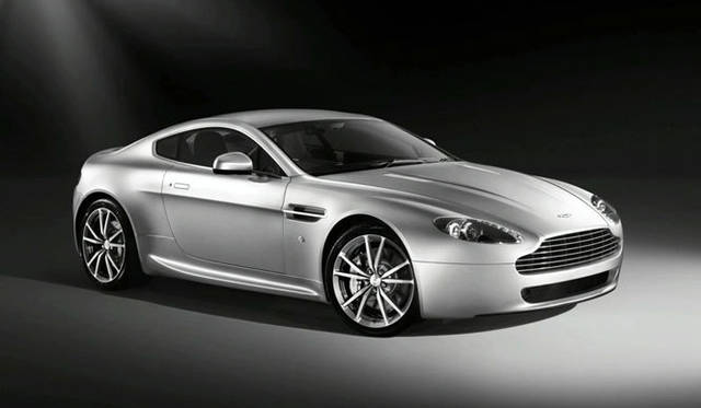 <strong>7代目ポルシェ 911に早速試乗！</strong>　アストンマーティン V8ヴァンテージ<br><br><#IMAGELINK_EX_(auto)_(CT_2_24454_15)_(/article/13226?num=1)_()_(ポルシェ 911特集｜試乗速報─島下泰久篇)#><br><#IMAGELINK_EX_(auto)_(CT_2_24454_16)_(/article/13302?num=1)_()_(ポルシェ 911特集｜試乗速報─渡辺敏史篇)#>