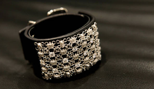 <strong>Justin Davis｜ジャスティン デイビス</strong>　「清春×Justin Davis」アーティスト清春氏コラボレーション第9弾 “FORJUSTIN KIYOHARU”レザーバングル5万1450円（レザー×ブラス×ジルコニア・サイズフリー）