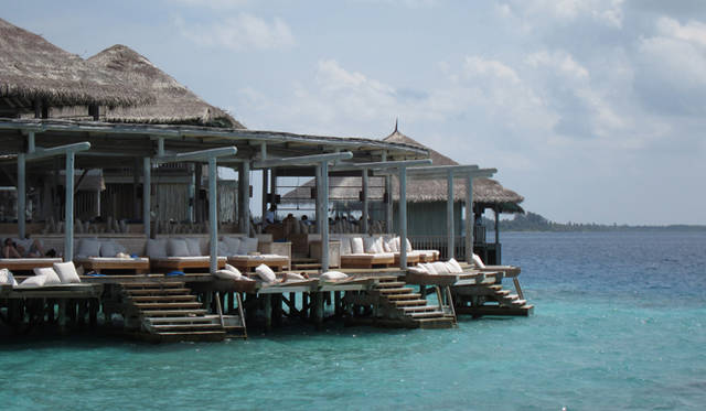 <strong>SIX SENSES RESORTS&SPAS｜シックスセンシズ リゾーツ＆スパ</strong>　「シックスセンシズ・ラーム」では、いち早くカーボンタックスを取り入れ、宿泊料金の２パーセントを二酸化炭素削減活動に拠出したり、リゾート建築においても、極力、土に返せる素材を利用したり、海や土壌を汚さないよう、無塗装で建物を維持するなど、独自の試行錯誤によって多くのノウハウが蓄積されている。