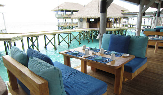 <strong>SIX SENSES RESORTS&SPAS｜シックスセンシズ リゾーツ＆スパ</strong>　レストラン。ホテルではほとんどすべてのパブリックスペースが水上に造られており、思い立ったらどこからでも海に飛び込むことができる。
