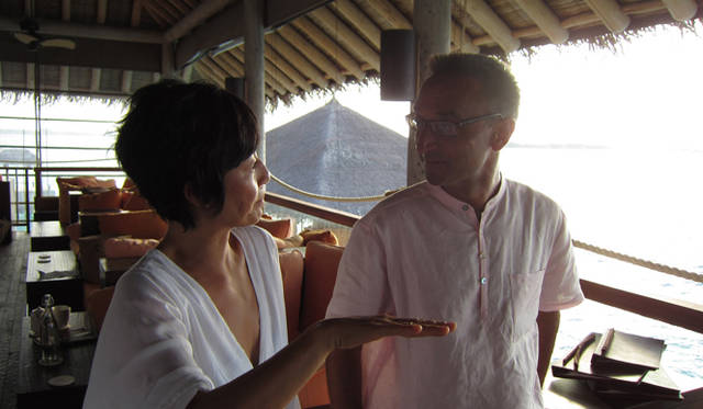 <strong>SIX SENSES RESORTS&SPAS｜シックスセンシズ リゾーツ＆スパ</strong>　シックスセンシズリゾートのオーナー　ソヌ・シブダサニ氏と、益戸育江さん。自然環境への意識の高いふたりは、すぐに意気投合。  