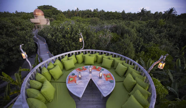 <strong>SIX SENSES RESORTS&SPAS｜シックスセンシズ リゾーツ＆スパ</strong>　ソネバ・フシの広大なオーガニックガーデンにあるレストラン。星空の下で最高のディナーを。