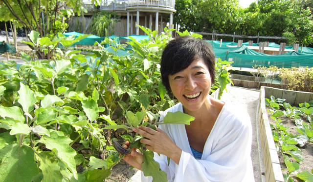 <strong>SIX SENSES RESORTS&SPAS｜シックスセンシズ リゾーツ＆スパ</strong>　マーレから、水上飛行機で約45分の距離にあるバアア環礁にある「ソネバ・フシ」にて。リゾートで消費する野菜やハーブ類を、敷地内のオーガニック農法の畑で栽培して諸費する「オーガニックベジタブルガーデン」の試みも、オープン当時からつづけている。ナチュラルライフスタイルの先駆けだ。