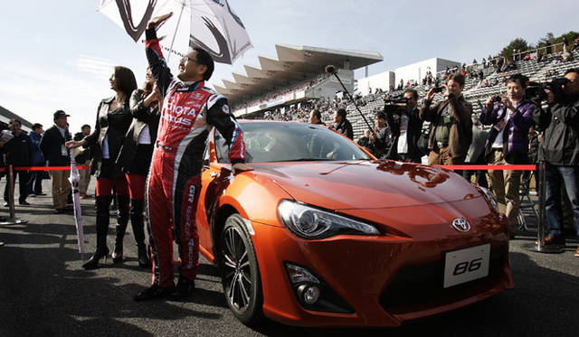 <strong>TOYOTA 86｜トヨタ 86</strong>　86をドライブしながら登場した豊田章男社長。