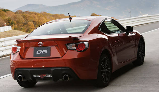 <strong>TOYOTA 86｜トヨタ 86</strong>　なだらかに落ちるルーフライン。肉感的に張り出したリアフェンダー。斜めうしろからの姿も魅力的だ。一見、リアガラスごとゲートが開くハッチバックのようだが、21世紀のハチロクは独立した荷室、トランクリッドをもっている。 