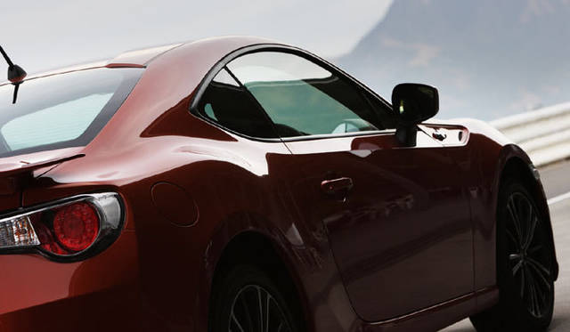 <strong>TOYOTA 86｜トヨタ 86</strong>　サイドウィンドウのグラフィックは、永遠の名車、トヨタ2000GTへのオマージュ。