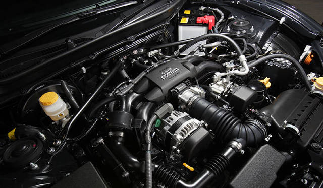 <strong>TOYOTA 86｜トヨタ 86</strong>　トヨタ86のボンネットを開けると、ボクサーエンジンが予想以上に低いところに積まれていることにおどろく。もともと天地が薄い水平対向エンジンの美点にくわえ、4WDを排しFRに特化することで、さらに搭載位置を下げることが可能となった。トヨタ86は、世に数多あるリッチなスポーツカーに負けない、低重心モデルなのだ。