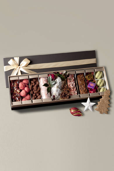 <strong>GRAND HYATT TOKYO｜グランド ハイアット 東京</strong><br />クリスマスハンパー S<br />チョコレートロリポップ3本、シュトーレン、クッキー、紅茶2種、姫りんごを詰めたクリスマスハンパーはギフトにぴったり！<br /><br />価格｜4000円<br />販売期間｜11月1日（火）～12月25日（日）<br />販売店舗｜グランド ハイアット 東京1F『フィオレンティーナ ペストリーブティック』