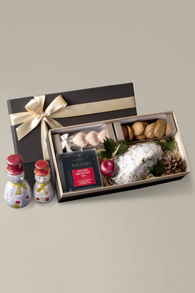 <strong>GRAND HYATT TOKYO｜グランド ハイアット 東京</strong><br />クリスマスハンパー L<br />シュトーレン、マカロン、キャンディアソート2種、バナナチョコチップブラウニー、パウンドケーキ、ストロベリーチョコレート、アマンディーヌ、サラーメ ディ チョコレート ロッソ、姫りんごを詰めた、子どももよろこぶスイーツづくめのクリスマスハンパー。<br /><br />価格｜8000円<br />販売期間｜11月1日（火）～12月25日（日）<br />販売店舗｜グランド ハイアット 東京1F『フィオレンティーナ ペストリーブティック』