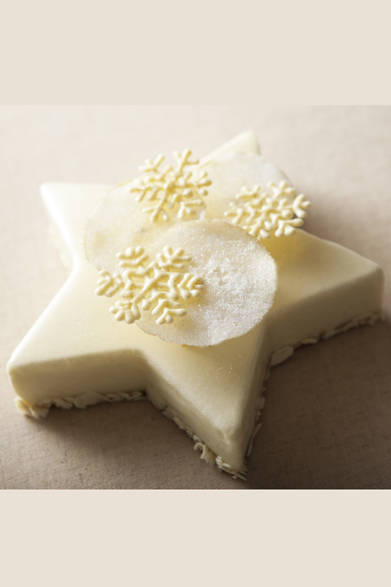 PARK HYATT TOKYO｜パーク ハイアット 東京<br />クリスマス ポミエ<br />シェフが丁寧に作り上げたリンゴのクリスタリゼ（砂糖漬け）をあしらい、冬の夜空を彩る星をイメージしたケーキ。芳醇なカルバドスが香り立つ青リンゴのムースと、軽やかなシャンパンムース、甘く香ばしいキャラメルムースが奏でるハーモニーが調和した、フルーティーな味わい。<br /> <br />価格｜5200円（18cm）<br />予約期間｜12月20日（火）まで（オンライン予約は12月19日（月）まで）<br />受け渡し期間｜12月22日（木）～12月25日（日）<br />販売店舗｜パーク ハイアット 東京 2F『ペストリー ブティック』<br />http://www.parkhyatttokyo.com/Christmas/index.html