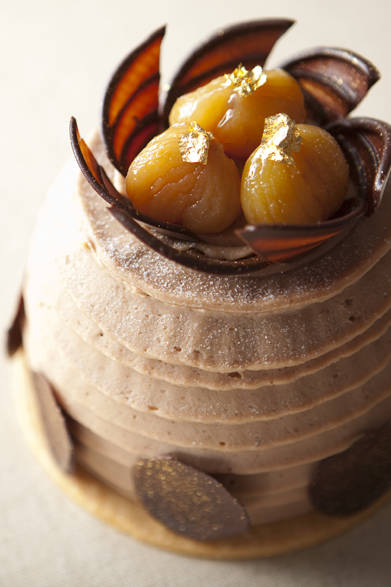 PARK HYATT TOKYO｜パーク ハイアット 東京<br />クリスマス モンブラン<br />厳選された栗を使ったマロンムースで、軽やかなアールグレイのクリームとダイス状のマロンを包み込んだ、美しい宝石箱を思わせるドーム型のモンブラン。ほどよい酸味のカシスジャムが、豊かなテイストに仕上げている。<br /> <br />価格｜3800円（12cm）<br />予約期間｜12月20日（火）まで（オンライン予約は12月19日（月）まで）<br />受け渡し期間｜12月22日（木）～12月25日（日）<br />販売店舗｜パーク ハイアット 東京 2F『ペストリー ブティック』<br /> http://www.parkhyatttokyo.com/Christmas/index.html