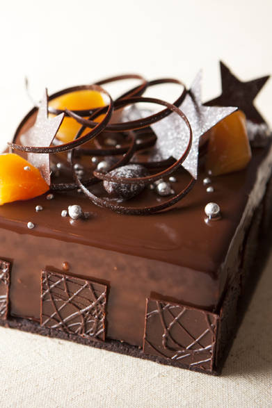 PARK HYATT TOKYO｜パーク ハイアット 東京<br />ショコラポワール<br />カカオ分80パーセントのビターチョコレートのクリームと生地をミルフィーユのように重ねたあいだに、風味豊かな洋梨クリームでセミドライの洋梨を挟み、柔らかな香りと味わいのリキュール“オードヴィポワール”を効かせたおとなな味わい。チョコレートと洋梨が織りなすマリアージュをぜひ堪能したい。<br /> <br />価格｜3900円（12cm）<br />予約期間｜12月20日（火）まで（オンライン予約は12月19日（月）まで）<br />受け渡し期間｜12月22日（木）～12月25日（日）<br />販売店舗｜パーク ハイアット 東京 2F『ペストリー ブティック』<br />http://www.parkhyatttokyo.com/Christmas/index.html