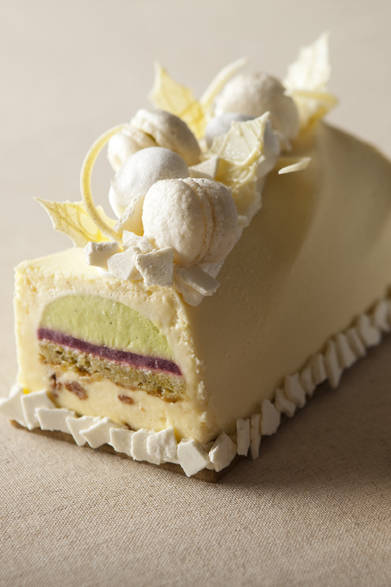 PARK HYATT TOKYO｜パーク ハイアット 東京<br />ノエル ピスタージュ<br />軽い口どけのホワイトムースの中央に、鮮やかなグリーンのピスタチオムースと爽やかなベリーのコンポートを封じ込めたブッシュ・ド・ノエルは、ピスタチオダッコワーズやプラリネフォユティーヌの食感がアクセント。なお、アルコール不使用の子ども用「キッズ ノエル」（700円 / 6cm）も用意されている。<br /> <br />価格｜4600円（15cm）<br />予約期間｜12月20日（火）まで（オンライン予約は12月19日（月）まで）<br />受け渡し期間｜12月22日（木）～12月25日（日）<br />販売店舗｜パーク ハイアット 東京 2F『ペストリー ブティック』<br /> http://www.parkhyatttokyo.com/Christmas/index.html