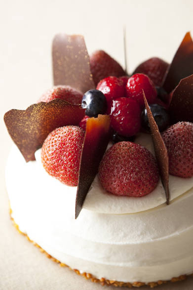 PARK HYATT TOKYO｜パーク ハイアット 東京<br />クリスマス ショートケーキ<br />開業以来変わらぬ人気のショートケーキを、クリスマスらしくチョコレートで華やかに仕立てたクリスマス ショートケーキは、ふんだんにあしらった大粒のいちごと上質な生クリームの、フレッシュで優しい甘さが魅力。シンプルだからこそ厳選した素材を使い、しっとりとしたきめ細やかなスポンジに、ほのかに漂うグランマルニエの風味が、上品な味わいを引き立てる。<br /> <br />価格｜4300円（15cm）<br />予約期間｜12月20日（火）まで（オンライン予約は12月19日（月）まで）<br />受け渡し期間｜12月22日（木）～12月25日（日）<br />販売店舗｜パーク ハイアット 東京 2F『ペストリー ブティック』<br />http://www.parkhyatttokyo.com/Christmas/index.html