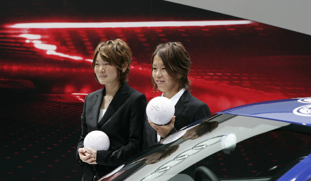 　写真右／岩清水梓選手、写真左／阪口夢穂選手