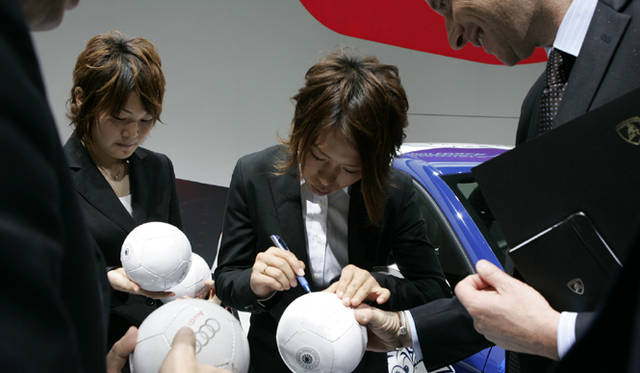 　写真右／岩清水梓選手、写真左／阪口夢穂選手