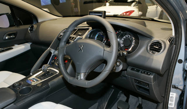 <strong>PEUGEOT 3008 HYbrid4｜プジョー 3008 ハイブリッド4</strong>