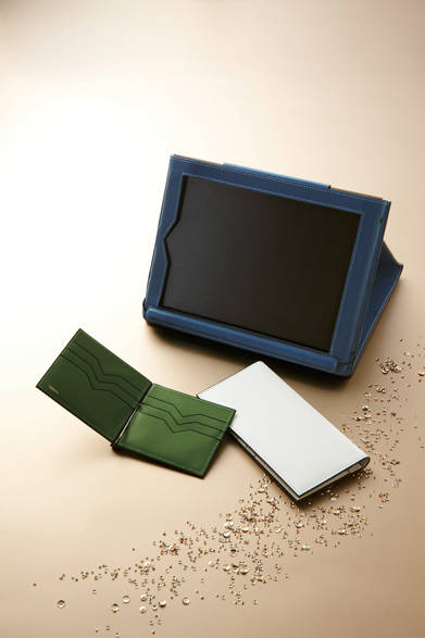 　「Luxury Xmas for men」　<strong> Valextra </strong> 上からiPadケース8万8200円、マネークリップ（左）3万9900円、長財布（右）5万8800円（阪急MEN’S TOKYO 1階）