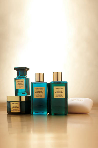 　「Luxury Xmas for men」　<strong>Tom Ford </strong> 左から、香水（左上）2万6250円、ボディスクラブ（左下）1万500円、ボディオイル（中）9450円、シャワージェル（右）8925円、バススープ4725円（阪急MEN’S TOKYO 1・3階）