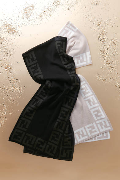 　「Luxury Xmas for men」　<strong>Fendi </strong> マフラー各2万3100円（阪急MEN’S TOKYO 3階）