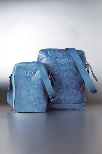 　「Luxury Xmas for men」　<strong>Balenciaga</strong> 左／バッグ5万9850円、右／バッグ6万9300円（阪急MEN’S TOKYO 1階）