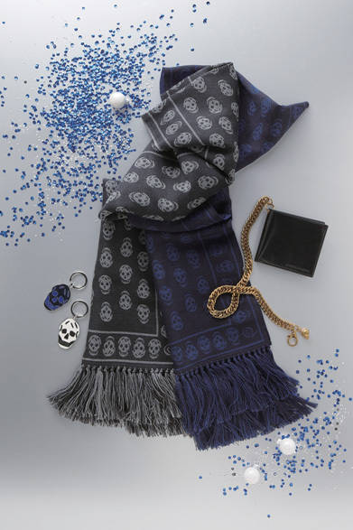 　「Luxury Xmas for men」　<strong>Alexander Mcqueen</strong> 左から、キーリング各1万500円、ストール各2万6250円、財布5万7750円（阪急MEN’S TOKYO 2階）