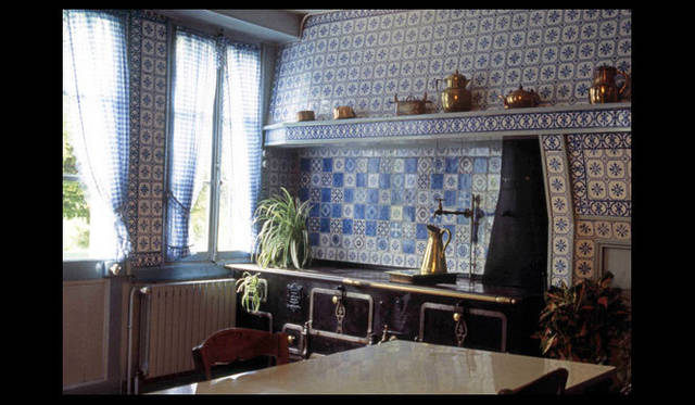 <strong>carnet de jardin｜松永 学</strong>　台所は青のタイルで統一、磨かれた器具類も素晴らしい