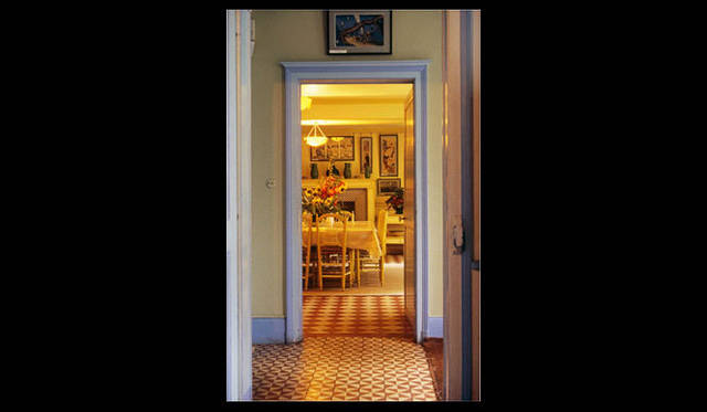 <strong>carnet de jardin｜松永 学</strong>　廊下からダイニングキッチンを覗く