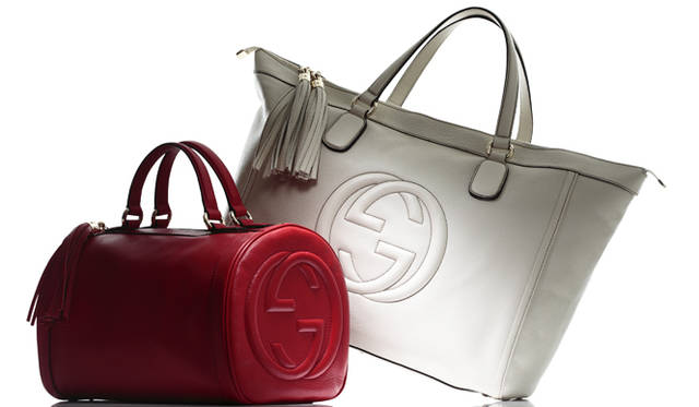 <strong>GUCCI｜グッチ</strong>　左／昔ながらの形がかわいいボストンバッグも、鮮烈な赤だとモードな印象に。側面にほどこされたロゴが映える。「SOHO」ボストンバッグ（ミディアム）[W34×H21×D21cm] 14万9100円、右／ライラックカラーのバッグの、色ちがい、ラージサイズ。「SOHO」トートバッグ（ラージ）[W42×H32×D16cm] 20万4750円