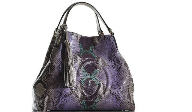 <strong>GUCCI｜グッチ</strong>　パイソン素材を、ハンドペイントによって鮮やかに発色させて。マチがたっぷり取られていて使いやすさ抜群。「SOHO」マルチカラーパイソンのショルダーバッグ [W35×H29×D19cm] 36万9600円