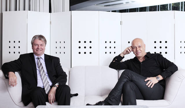 <strong>GIVENCHY｜ジバンシイ</strong>　左から、LVMH 研究所 科学コミュニケーション ディレクターのローラン・ノゲーラ氏と、ジバンシイ メイクアップ アンド カラー アーティスティック ディレクターのニコラ・ドゥジェンヌ氏。