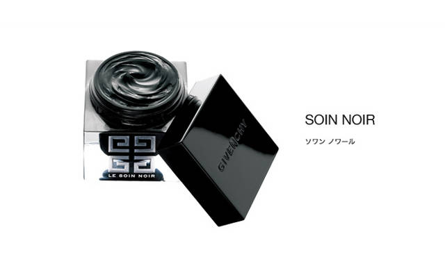 <strong>GIVENCHY｜ジバンシイ</strong>　2008年に発売された「ソワン ノワール」は、ラボ・チームがマーケティングを説得し誕生した、世界ではじめての黒い化粧品。黒い色の有効成分を配合したというクリームだ。