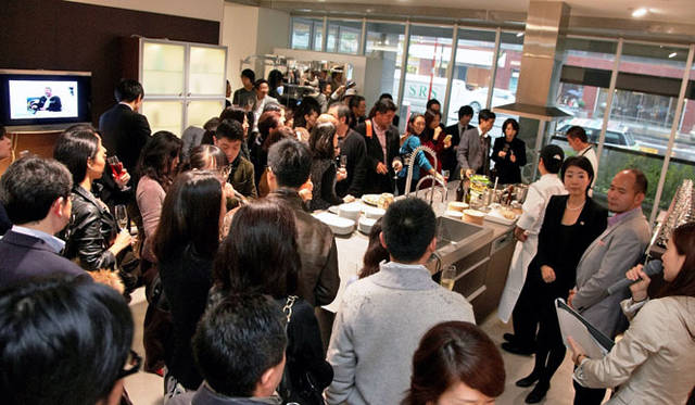 <strong>第4回「リビング ウェルネス イン ラグジュアリー」ランチ・パーティー</strong>　悪天候にかかわらず100名以上のゲストが来場して、熱気に溢れる会場。