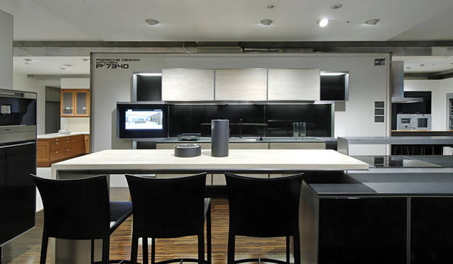 <strong>第4回「リビング ウェルネス イン ラグジュアリー」ランチ・パーティー</strong>　ポーゲンポール リヴィング・ウェルネス・イン・ラグジュアリーの会場となった「ポーゲンポールジャパン キッチンデザインセンター東京」。ポルシェデザインとのコラボレーションによる「P’7340」の美しさと機能美は、とくに男性ゲストを虜にした。