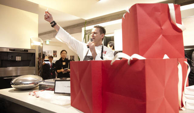 <strong>第4回「リビング ウェルネス イン ラグジュアリー」ランチ・パーティー</strong>　抽選会「ラッキードロー」の様子。アンドレ・プットマン氏デザインによるデジタル・フォトフレームをはじめとして、食器、調理器具、照明機器など約30個もの豪華賞品が提供された。