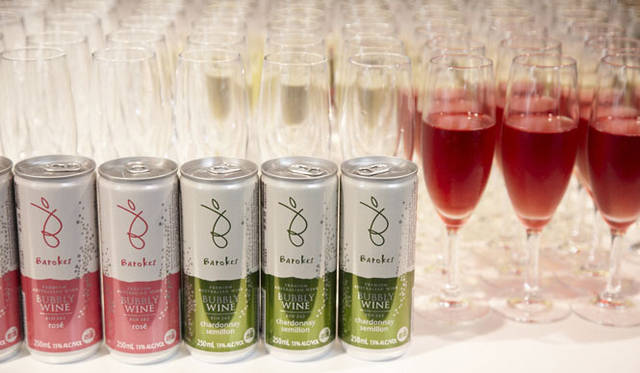 <strong>第4回「リビング ウェルネス イン ラグジュアリー」ランチ・パーティー</strong>　オーストラリア産の缶入りスパークリングワイン「バロークス」がウェルカムドリンクとしてふるまわれた。