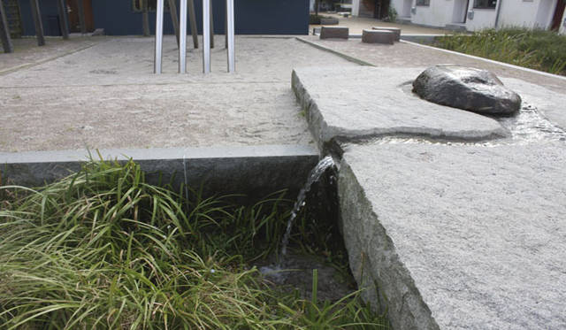 <strong>Yoko Ueno Lewis｜暮らしノート｜スウェーデン直感紀行　Vol.2</strong>　　あちこちにつくられた主に石造りの「水辺」のデザイン。水辺を好む植物が繁殖して、自然な景観をつくり、そこにトンボや鳥たちがやってきます。水音と緑の色が気持ちを豊かにしてくれます。