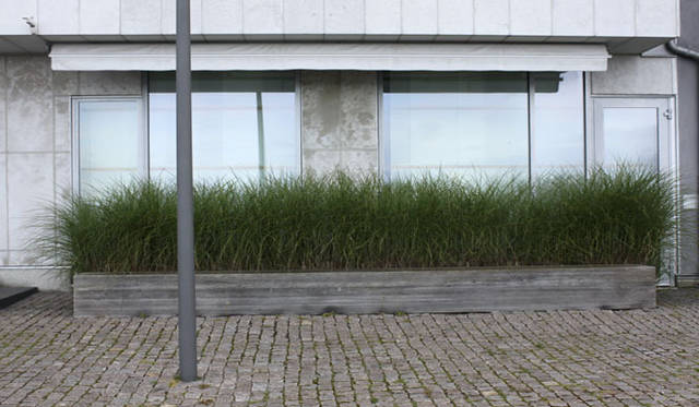 <strong>Yoko Ueno Lewis｜暮らしノート｜スウェーデン直感紀行　Vol.2</strong>　　水を好む草の使い方が上手い。素材も石や木や金属やレンガ。いずれも、美しいウエザー・エフェクト（雨風や日光による経年変化）が期待できる自然素材といえます。