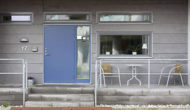 <strong>Yoko Ueno Lewis｜暮らしノート｜スウェーデン直感紀行　Vol.2</strong>　　窓の使い方やデザインが上手い。短い夏のあいだの光を存分に取り入れるため、建物の壁面全体がほとんどガラスというのも珍しくありません。ガラス越しに見えるインテリアはもちろん北欧の洗練された椅子や家具。それがまた美しい景観になります。